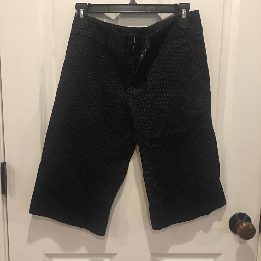 Vintage Guess size 27 wide leg Bermuda shorts pin striped black
